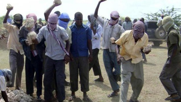 Άνδρας που κατηγορούταν για μοιχεία λιθοβολήθηκε μέχρι θανάτου στη Σομαλία - Φωτογραφία 1