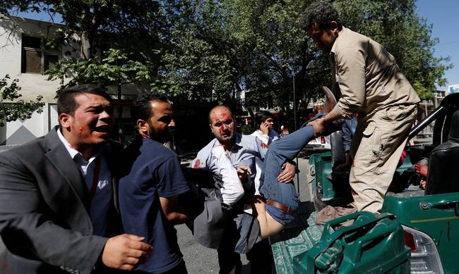Μακελειό στην Καμπούλ: Φωτογραφίες - σοκ μετά την αιματηρή έκρηξη - Φωτογραφία 1