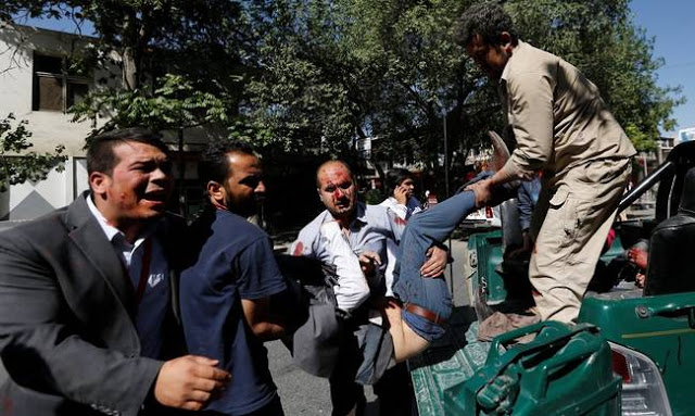Μακελειό στην Καμπούλ: Φωτογραφίες - σοκ μετά την αιματηρή έκρηξη - Φωτογραφία 2