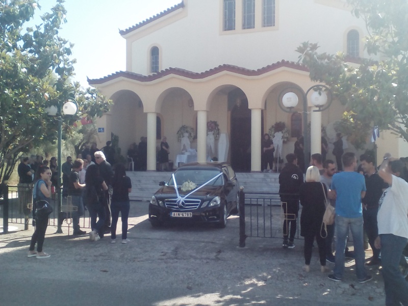 Αγρίνιο: Πόνος, οδύνη και σπαραγμός στην κηδεία του Σπύρου Μπάθα - Φωτογραφία 1