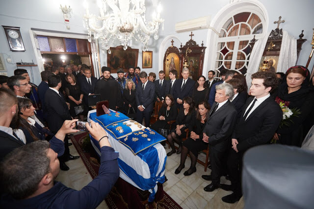 Κωνσταντίνος Μητσοτάκης: Τα Χανιά αποχαιρετούν τον πρώην πρωθυπουργό - Σε λαϊκό προσκύνημα η σορός του - Φωτογραφία 4