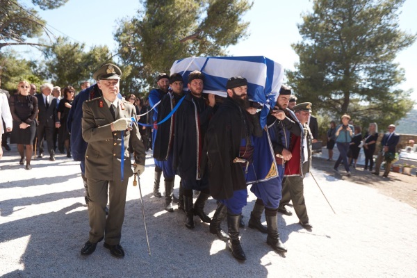 Κηδεία Μητσοτάκη: Ο πόνος και η θλίψη σε 23 συγκλονιστικές φωτογραφίες - Φωτογραφία 10