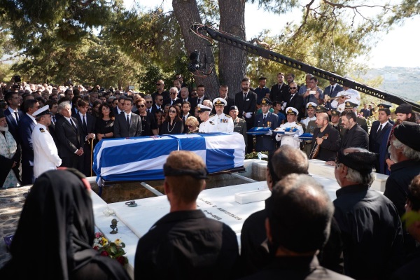 Κηδεία Μητσοτάκη: Ο πόνος και η θλίψη σε 23 συγκλονιστικές φωτογραφίες - Φωτογραφία 18