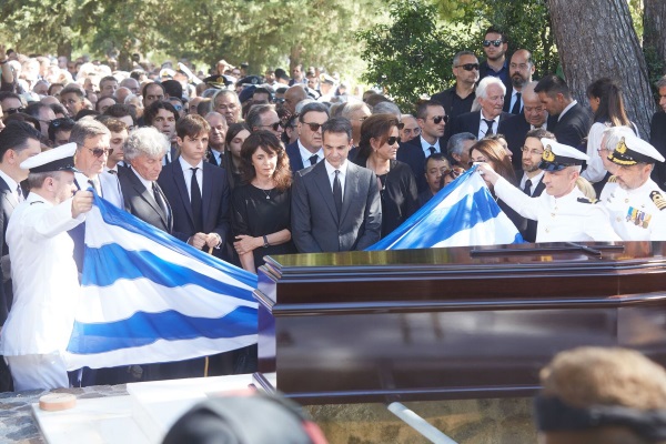 Κηδεία Μητσοτάκη: Ο πόνος και η θλίψη σε 23 συγκλονιστικές φωτογραφίες - Φωτογραφία 23