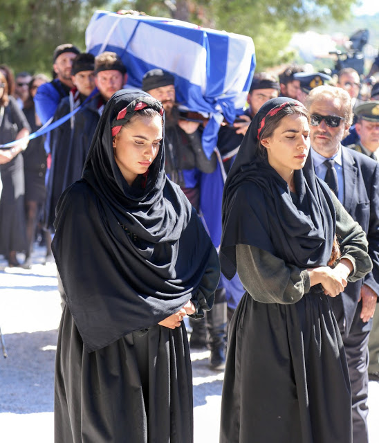 Κηδεία Μητσοτάκη: Τα στεφάνια και η ταυτότητα της θλιμμένης κοπέλας που συνόδευσε τη σορό του - Φωτογραφία 3