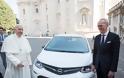 Ο Πάπας παρέλαβε το ηλεκτροκίνητο Opel Ampera-e