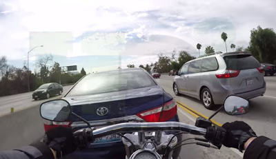 Δείτε τι συνέβη όταν ένα αυτοκίνητο σε Εθνική Οδό πετάχτηκε μπροστά από μια μοτοσικλέτα - Φωτογραφία 1