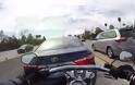 Δείτε τι συνέβη όταν ένα αυτοκίνητο σε Εθνική Οδό πετάχτηκε μπροστά από μια μοτοσικλέτα