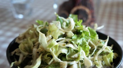 Άκρως καλοκαιρινή πράσινη σαλάτα με λάχανο - Φωτογραφία 1