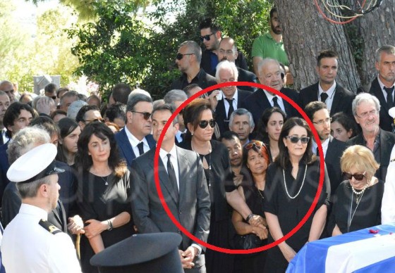 Ποιοι ήταν οι Φιλιππινέζοι που ήταν συνεχεία δίπλα στην οικογένεια στην κηδεία του Κ. Μητσοτάκη; [photos] - Φωτογραφία 1