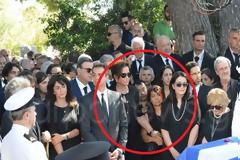 Ποιοι ήταν οι Φιλιππινέζοι που ήταν συνεχεία δίπλα στην οικογένεια στην κηδεία του Κ. Μητσοτάκη; [photos]