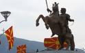 Οι Σκοπιανοί ρίχνουν τα αγάλματα του Μεγάλου Αλεξάνδρου