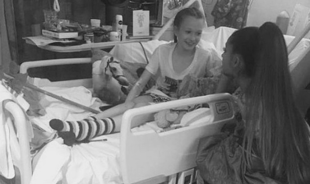 Η Αριάνα Γκράντε σε τραυματισμένους μικρούς θαυμαστές της στο Μάντσεστερ - Φωτογραφία 1