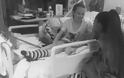 Η Αριάνα Γκράντε σε τραυματισμένους μικρούς θαυμαστές της στο Μάντσεστερ
