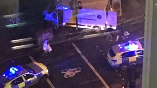 Τρόμος στο Λονδίνο: Διπλό χτύπημα με 6 νεκρούς και 30 τραυματίες - ΒΙΝΤΕΟ - ΦΩΤΟ - Φωτογραφία 1