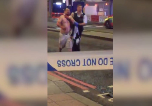 Λονδίνο: Σοκαριστικό βίντεο: Δημοσιογράφος μαχαιρωμένος στο λαιμό μεταφέρεται στο νοσοκομείο - Φωτογραφία 1