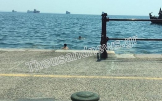 Δύο άνδρες έκαναν  μπάνιο στην παραλία της Θεσσαλονίκης [photos] - Φωτογραφία 1
