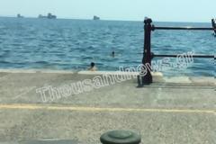 Δύο άνδρες έκαναν  μπάνιο στην παραλία της Θεσσαλονίκης [photos]