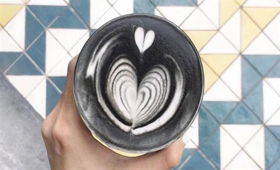 Η νέα τάση στον καφέ είναι… «Γκόθικ» latte - Φωτογραφία 1