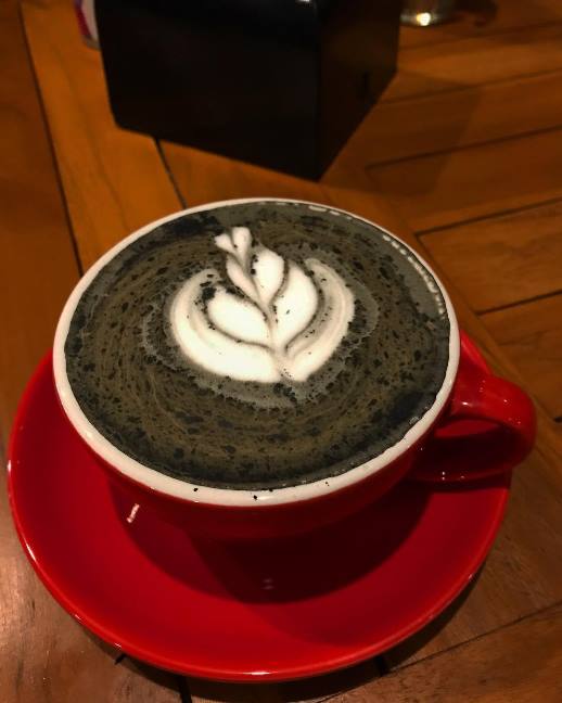 Η νέα τάση στον καφέ είναι… «Γκόθικ» latte - Φωτογραφία 2