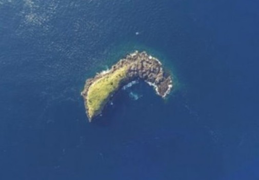 Μοιάζει σαν ένα παραμυθένιο νησάκι στη μέση του ωκεανού - Όποιος όμως το επισκέπτεται, πεθαίνει γιατί… [video] - Φωτογραφία 1