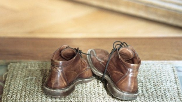 3 βασικοί λόγοι για να μη φοράτε παπούτσια μέσα στο σπίτι - Φωτογραφία 1