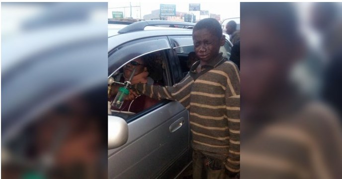 Ένα παιδί πλησίασε αυτό το αμάξι για να ζητιανέψει χρήματα. Μόλις είδε την γυναίκα που οδηγούσε ξέσπασε σε κλάματα - Φωτογραφία 1