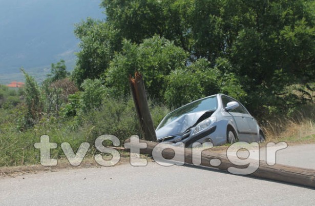 Λαμία: ΙΧ έκοψε στα δύο κολώνα του ΟΤΕ [photos] - Φωτογραφία 2