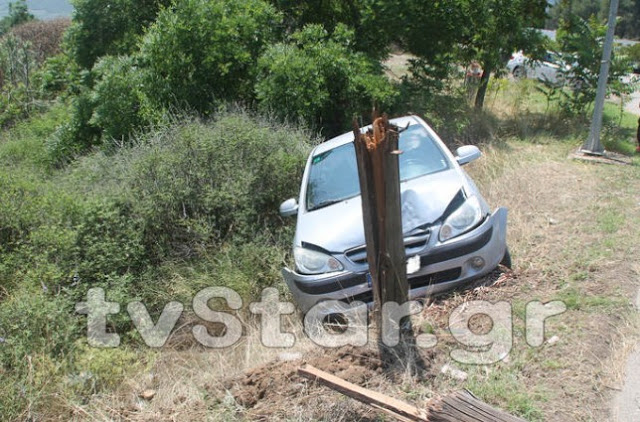 Λαμία: ΙΧ έκοψε στα δύο κολώνα του ΟΤΕ [photos] - Φωτογραφία 4