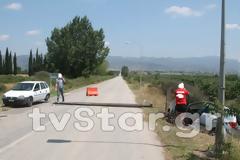 Λαμία: ΙΧ έκοψε στα δύο κολώνα του ΟΤΕ [photos]