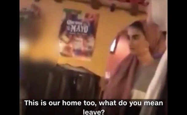 Ρατσιστικό παραλήρημα άνδρα σε  νεαρές μουσουλμάνες: «Αν δεν σας αρέσει αυτή η χώρα να φύγετε» - Φωτογραφία 1
