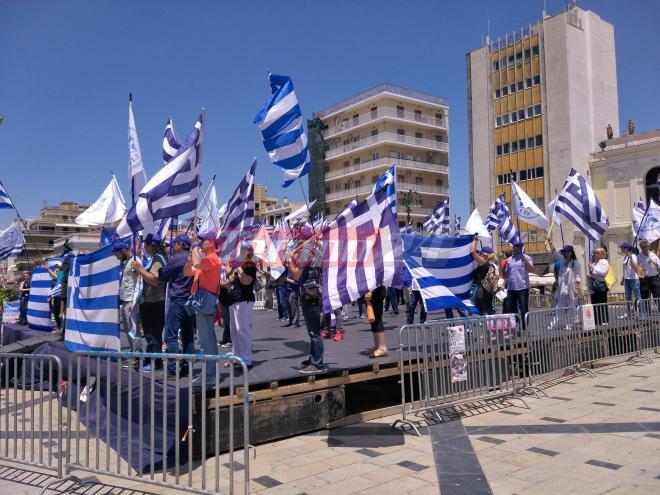 Μπλόκο στο κέντρο της πόλης από τους οπαδούς του Σώρρα - Πορεία αυτοκινήτων με Ελληνικές Σημαίες από το πρωί [photos] - Φωτογραφία 2