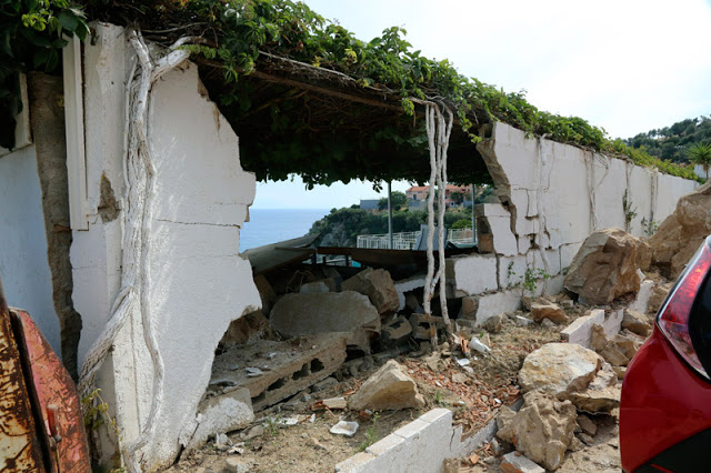 Απεγκλωβίστηκε η γυναίκα στη Βρισά Λέσβου - 10 τραυματίες από τα 6,1 Ρίχτερ [photos+video] - Φωτογραφία 3