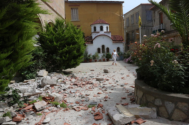 Απεγκλωβίστηκε η γυναίκα στη Βρισά Λέσβου - 10 τραυματίες από τα 6,1 Ρίχτερ [photos+video] - Φωτογραφία 5