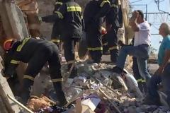 Απεγκλωβίστηκε η γυναίκα στη Βρισά Λέσβου - 10 τραυματίες από τα 6,1 Ρίχτερ [photos+video]