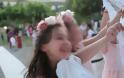 Κούμανι: Ο διαφορετικός γάμος δύο εκπαιδευτικών – Έκλεψαν την παράσταση οι μικροί τους μαθητές [photos] - Φωτογραφία 4