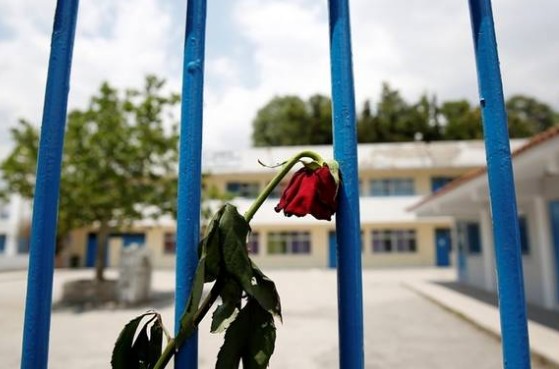 Μενίδι - ΣΟΚ: Επτά σφαίρες βρέθηκαν γύρω από το σχολείο όπου σκοτώθηκε ο 11χρονος μαθητής - Φωτογραφία 1