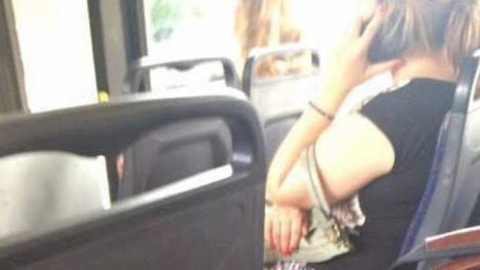 Ένα απίστευτο περιστατικό - Φωτογραφίες Σοκ: Ρασοφόρος την βγάζει έξω μέσα σε λεοφωρείο και δείτε τι κάνει... [photo] - Φωτογραφία 1