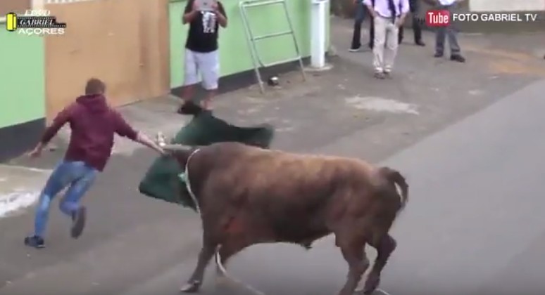 Δείτε τη σοκοριστική στιγμή που ο ταύρος επιτίθεται σε θεατή που βιντεοσκοπούσε την ταυρομαχία και... - Φωτογραφία 1