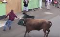 Δείτε τη σοκοριστική στιγμή που ο ταύρος επιτίθεται σε θεατή που βιντεοσκοπούσε την ταυρομαχία και...