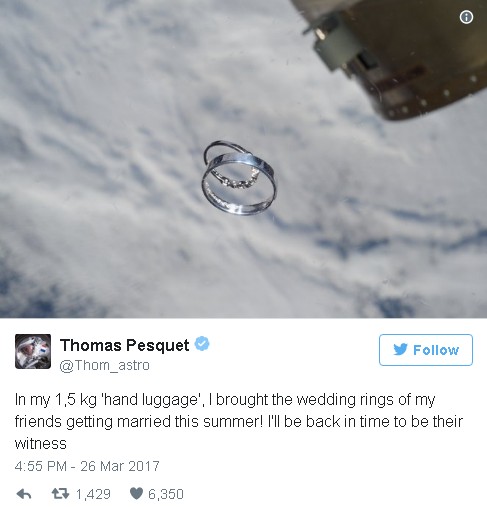 Κουμπάρος πήγε μια βόλτα τα δαχτυλίδια του γάμου στο διάστημα - Φωτογραφία 2