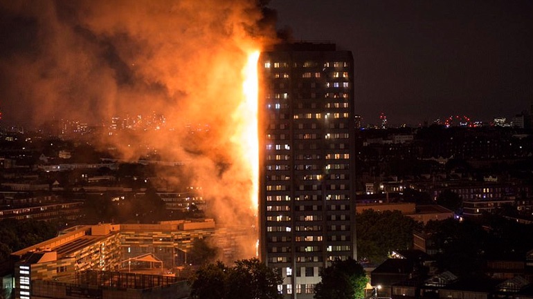 Φωτιά στο Λονδίνο: Εκατοντάδες εγκλωβισμένοι εκτιμούν οι Αρχές - Φωτογραφία 1
