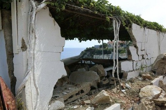 Αναβλήθηκαν σήμερα οι πανελλαδικές σε Χίο και Λέσβο λόγω του ισχυρού σεισμού - Φωτογραφία 1