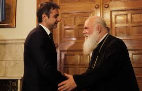 Ντροπή και αίσχος: Δείτε τι έκανε ο Αρχιεπίσκοπος ένω προχωρούσε με τον Κ. Μητσοτάκη - Η εικόνα μιλά από μόνη της [photo] - Φωτογραφία 1