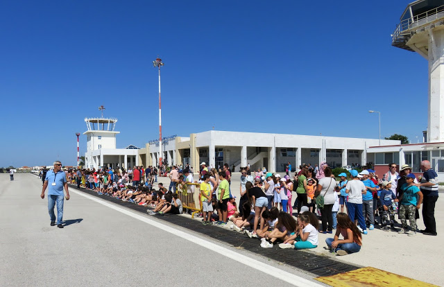 Πραγματοποιήθηκε σήμερα επίδειξη αλμάτων αλεξιπτωτιστών στον αερολιμένα Αλεξανδρούπολης «ΔΗΜΟΚΡΙΤΟΣ» (εικόνες) - Φωτογραφία 3