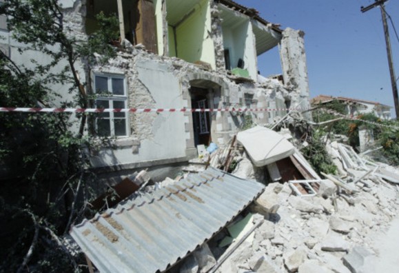 Σεισμός Μυτιλήνη: Εξοργίζει η αναλγησία του κράτους: Ο τραυματισμένος σύζυγος της νεκρής πήγε στο ΚΑΤ με δανεικά - Φωτογραφία 1