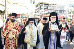 Κλήρος και λαός υποδέχθηκαν την Αγία Αικατερίνη στο Περιστέρι [photos]