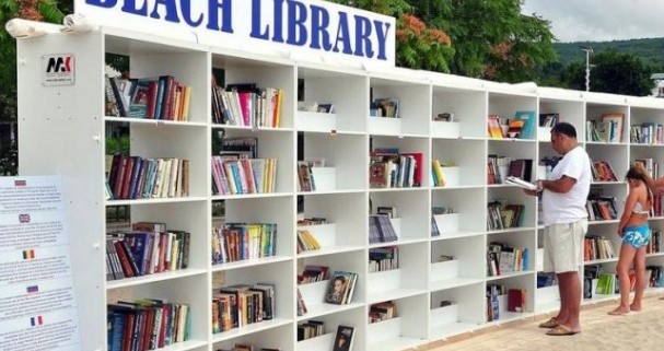 Βιβλιοθήκη σε παραλία με πάνω από 14.000 βιβλία - Φωτογραφία 1