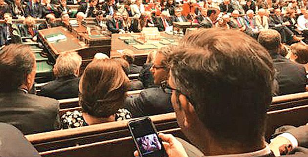 Σάλος στο κοινοβούλιο - Φωτογραφία Ντοκουμέντο: Δε φαντάζεστε τι είδαν σε οθόνη βουλευτή... [photo] - Φωτογραφία 2