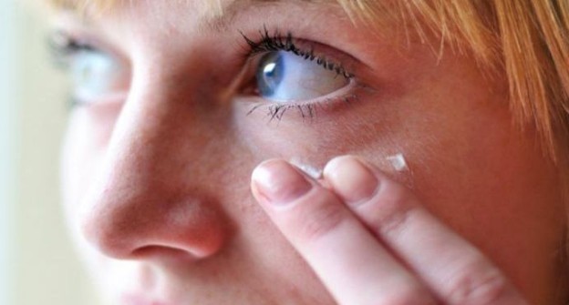 Η σωστή εφαρμογή της κρέμας ματιών - Φωτογραφία 1